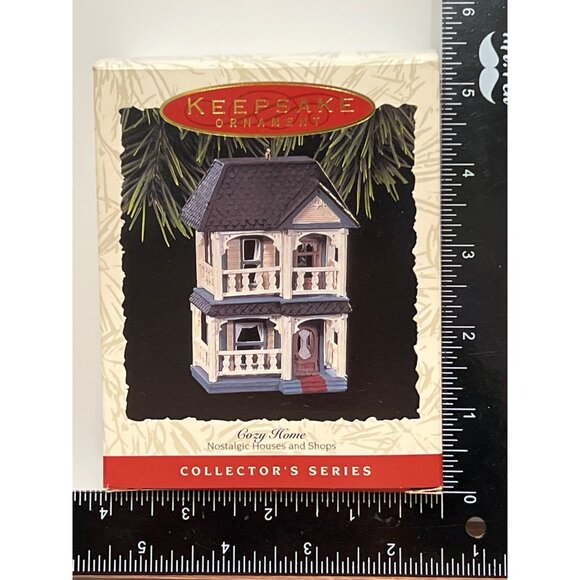 1993 HALLMARK KEEPSAKE ORNAMENT QX417-5 COZY HOME NOSTALGIC HOUSES AND SHOPS - Picture 1 of 8